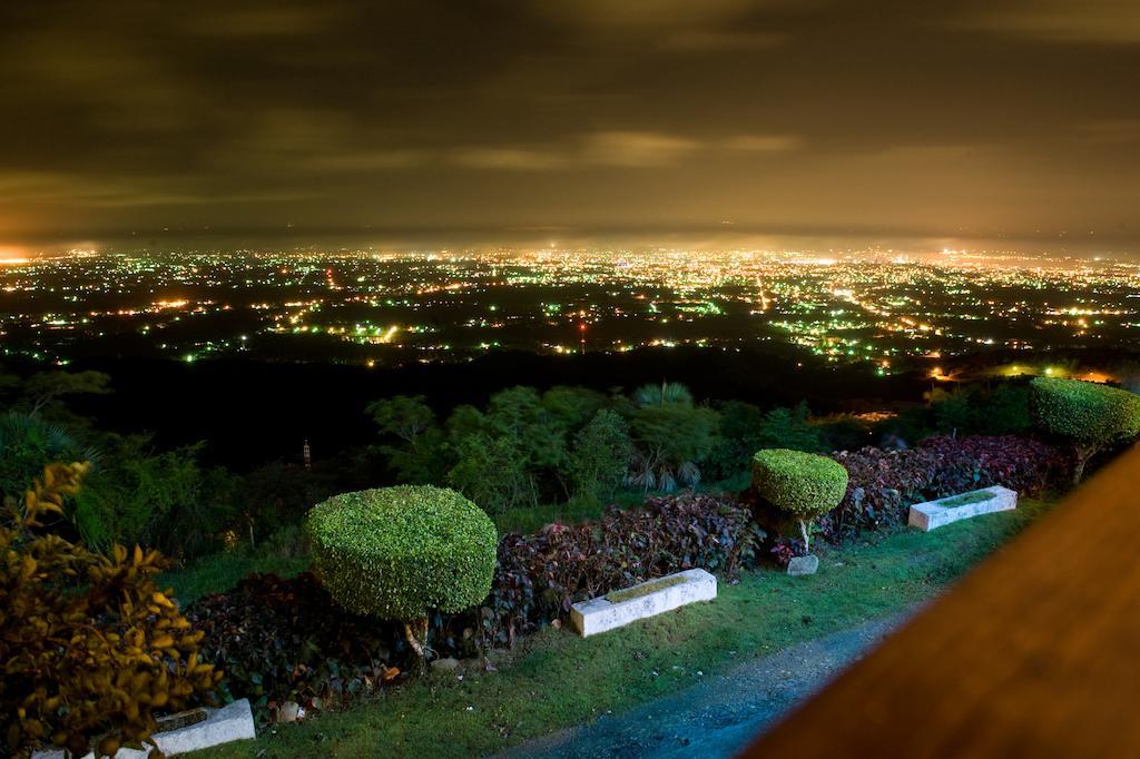 Camp David Ranch Hotel Santiago De Los Caballeros Exterior foto